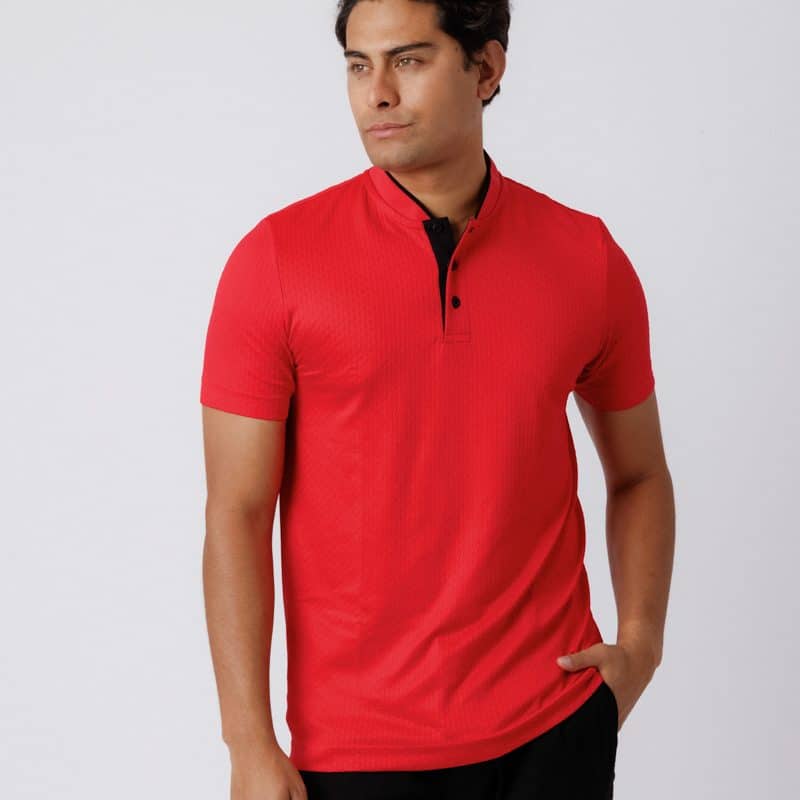 La Camiseta Cuello Neru rojo: una declaración audaz de estilo y personalidad para el hombre que marca tendencia.